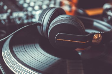 DJ kulaklık güçlü bas ve yüksek kaliteli ses ile. Hifi programında müzik dinlemek ve mix parça partisi. Profesyonel parti dj kulaklık müzik parçaları karıştırma için. Büyük siyah stereo monitör sistemi
