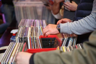 Kiev, Ukrayna - 3 Kasım, 2018: Vintage Vinil plak bit pazarı Club. Eski müzik koleksiyoncuları satın almak, satmak ve retro vinyls pikap oyuncu için ticaret. Dj bit pazarı, eski analog kayıtlardan büyük toplama