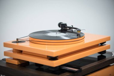 Moskova - 25 Şubat, 2017: büyük pikap vinil kayıtları oyuncu expo bir salonda. Fuar ses meraklıları için hifi ses ekipmanları satışı. Analog tablo vinil ses sistemi açın. El yapımı Merhaba-Fi oyuncu