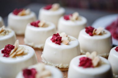 Ahududu fincan kek lezzetli. Taze ekmek ürün