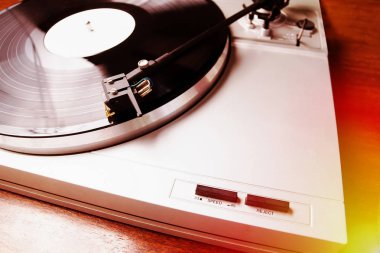 Vinil rekor müzik ile oynarken pikap. 