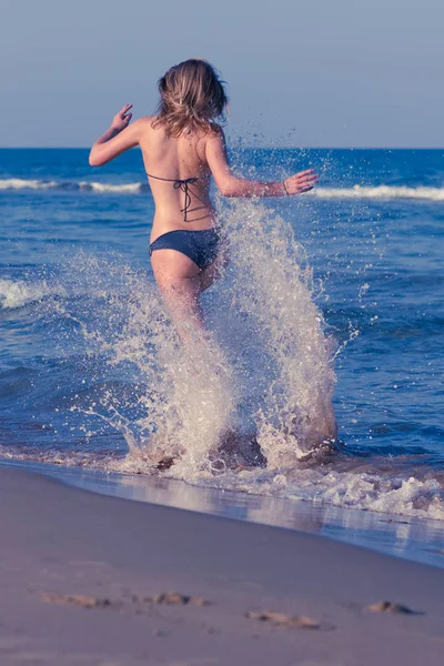 Glad Ung Blond Tjej Njuter Sin Semester Stranden Medelhavet Sommar — Stockfoto