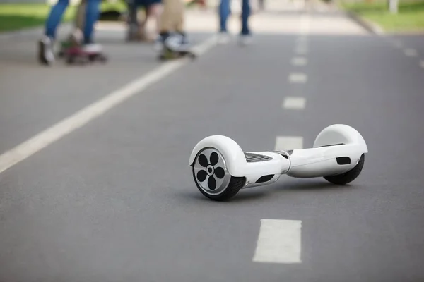 Mini Hover Board Scooter Elettrico Bianco Strada Nel Parco Trasporto — Foto Stock