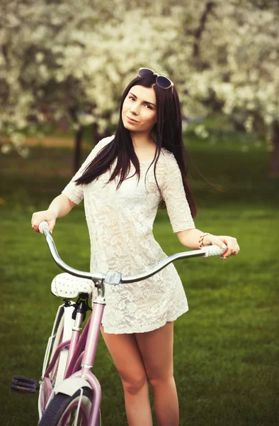 Bonita Joven Con Bicicleta Rosa Disfrutando Este Brillante Día Primavera —  Fotos de Stock