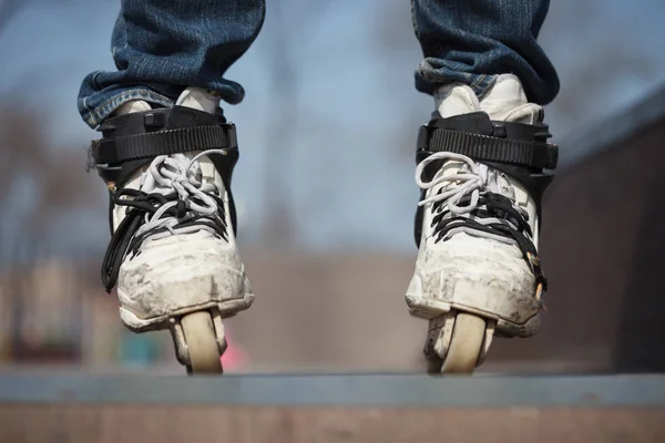 Rollerblader Skatepark Vestindo Rollerblades Profissionais Extremas Linha Feitas Para Truques — Fotografia de Stock