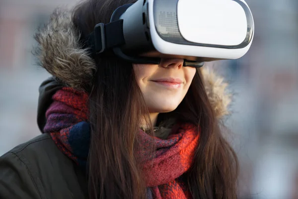 Chica Joven Disfrutar Jugando Con Nuevas Gafas Realidad Virtual Fresco —  Fotos de Stock