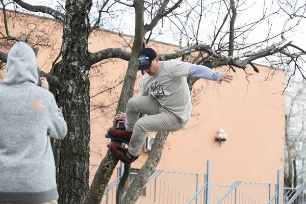 Moskou Maart 2017 Agressieve Inline Skater Jongen Doen Boom Plant — Stockfoto