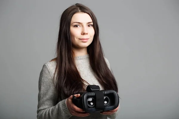 工作室肖像美丽的年轻女孩与现代增强现实眼镜的移动应用 在3D 耳机上使用手机游戏应用 现代虚拟现实游戏玩家小工具 可爱的女孩与 — 图库照片