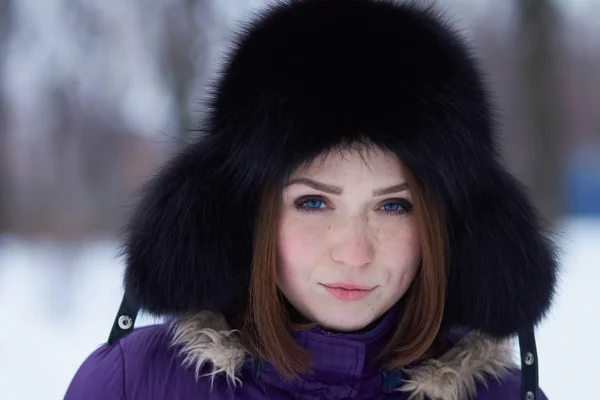 Parlak Mavi Gözleri Ile Gülümseyen Genç Kırmızı Saçlı Kız Kışın — Stok fotoğraf