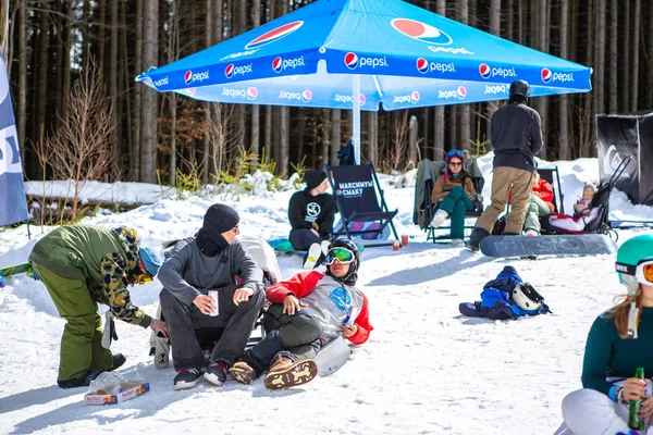 Boekovel Oekraïne Maart 2018 Groep Snowboarders Gratis Skibus Renners Rails — Stockfoto