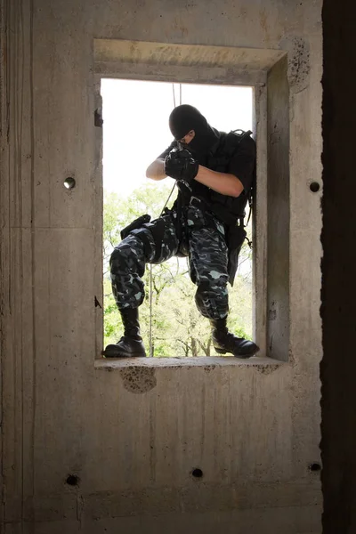 Hombre Armado Uniforme Militar Colgando Cuerda Con Arma Mano Mientras — Foto de Stock