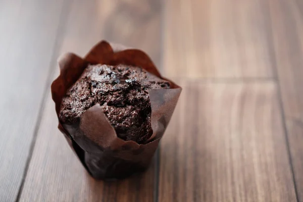 Jeden Čokoládový Muffin Hnědý Dřevěný Stůl Brownie Dezert Pro Coffe — Stock fotografie