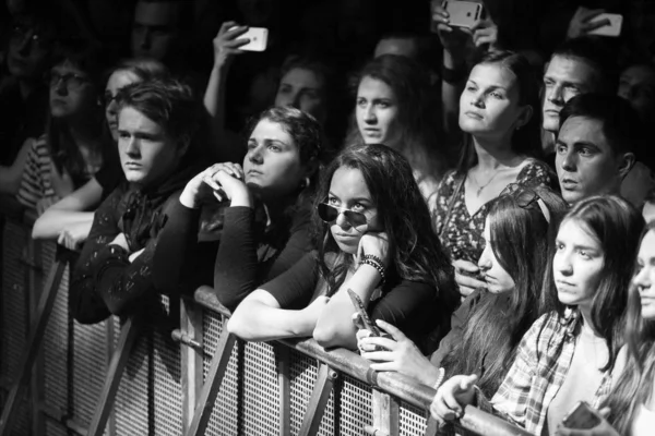 Moscow June 2016 Fãs Música Ouvindo Cantor Assai Palco Boate — Fotografia de Stock