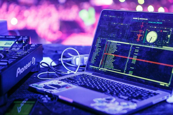 モスクワ 2016 セラート のスクラッチ ライブに夜のクラブでステージ上にアップルの Macbook Pro Disc ジョッキー コンサート — ストック写真