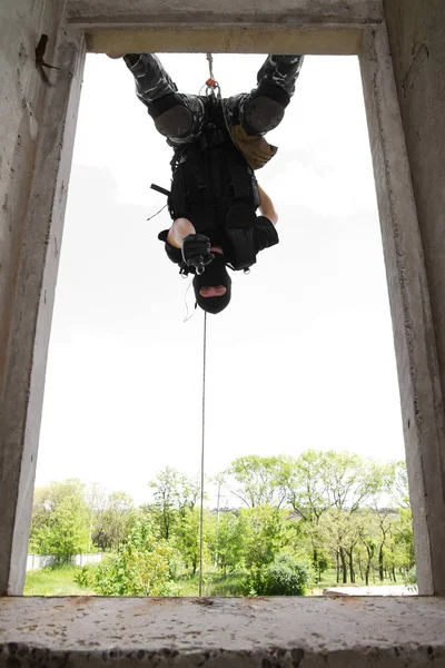 Foto Del Hombre Armado Uniforme Combate Jugando Terrorista Miembro Del — Foto de Stock