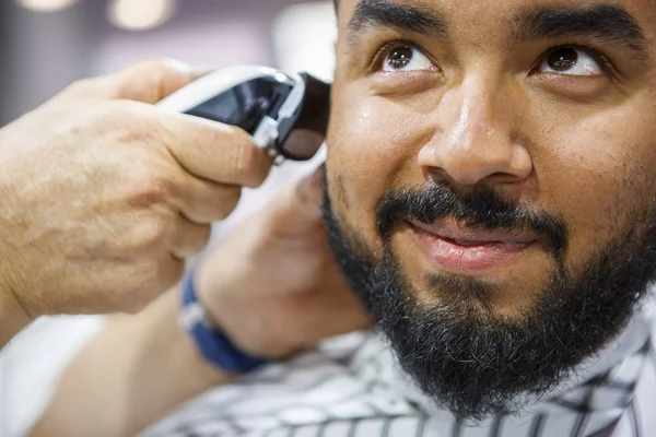 Retrato Homem Negro Recebendo Novo Corte Cabelo Barbearia Bonito Cara — Fotografia de Stock