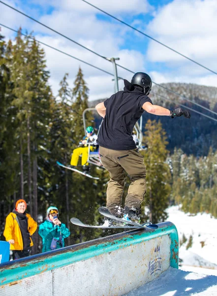 Bukovel Ukraine Março 2018 Jovem Piloto Esqui Livre Moer Trilho — Fotografia de Stock