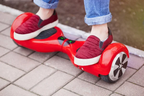 Mädchen Schuhen Fährt Auf Modernem Roten Elektrischen Mini Segway — Stockfoto