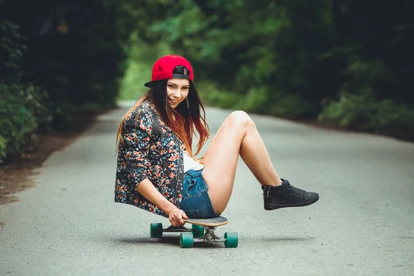 Giovane Bella Donna Forma Con Skateboard Nel Parco — Foto Stock