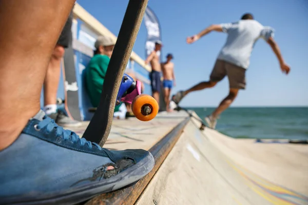 Pies Skate Boy Zapatillas Viejas Rotas Para Patinar Cerca Concurso —  Fotos de Stock