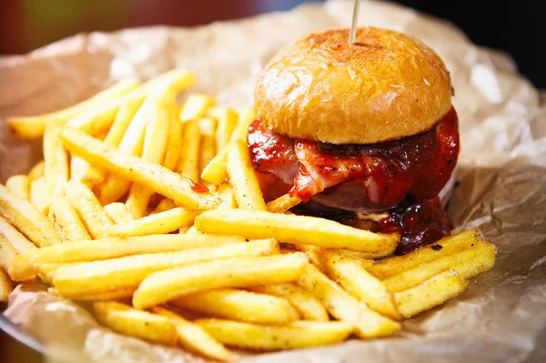 Deliciosa Hamburguesa Con Papas Fritas Plato Papel Menú Restaurante Comida — Foto de Stock