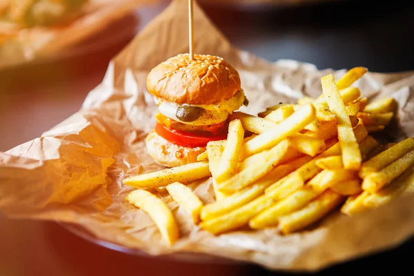 Hamburger Mit Rindfleischschnitzel Auf Teller Fast Food Restaurant — Stockfoto