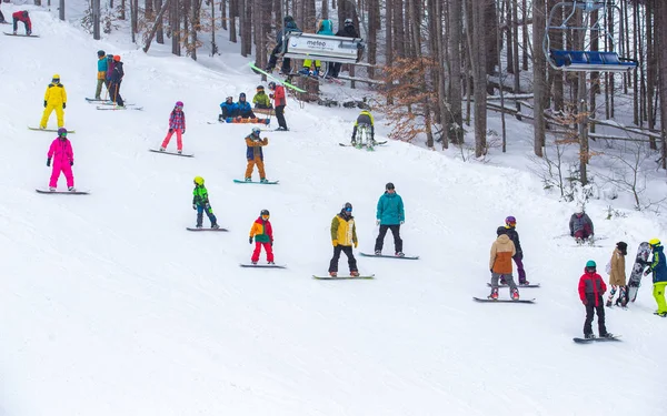 Bukovel Ukraina Marca 2018 Sportowiec Snowboardzista Jeździ Pokładzie Torze Specjalistycznego — Zdjęcie stockowe