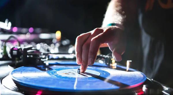 Kiev Julio 2018 Mano Doc Tocando Música Con Giradiscos Retro —  Fotos de Stock