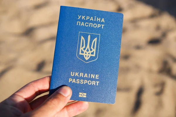 Ucraniano Chico Con Pasaporte Biométrico Moderno Ucrania Ciudadano — Foto de Stock