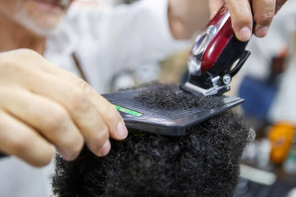 Profesional Peluquero Recorte Pelo Rizado Africano Con Herramienta Clipper Peluquería —  Fotos de Stock