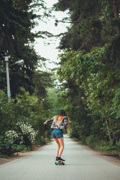 Joven Mujer Forma Hermosa Monopatín Parque — Foto de Stock