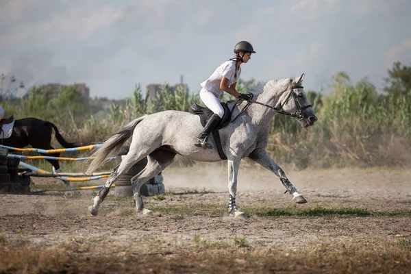 Mariupol Ucrania Julio 2015 Concurso Equitación Entre Jinetes Jóvenes Cabalgatas — Foto de Stock