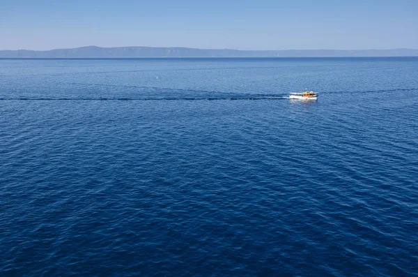 Motorbåt Färdas Djupblå Vatten Adriatiska Havet Croatia Beautiful Seascape Resmål — Stockfoto