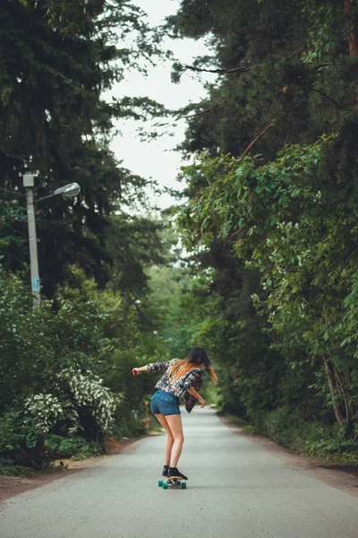 Giovane Bella Donna Forma Skateboard Nel Parco — Foto Stock