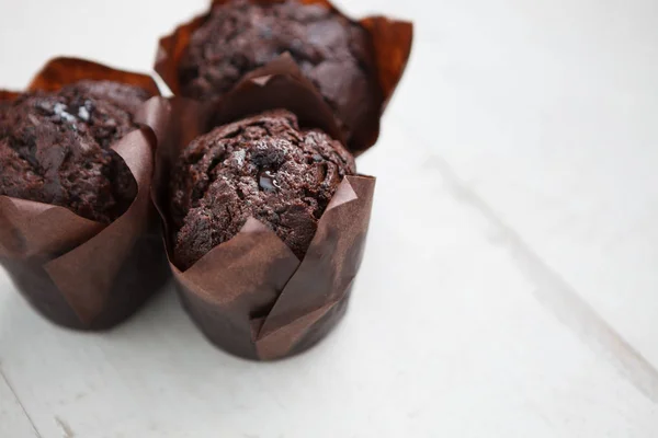 Trois Muffins Chocolat Frais Sur Une Table Bois Blanc Boulangerie — Photo