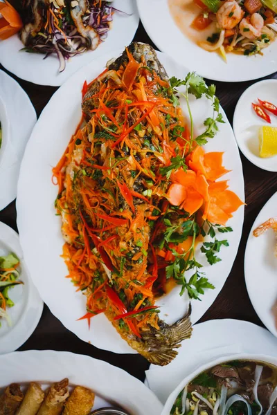 Plan Dessus Poisson Karp Frit Épicé Avec Salades Vietnamiennes Traditionnelles — Photo