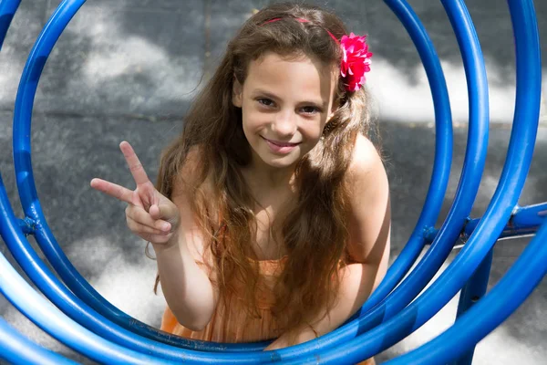 Schattige Kleine Schoolmeisje Speelplaats Zomerdag — Stockfoto