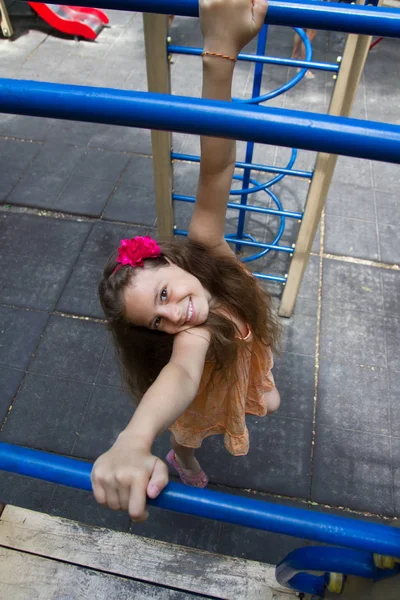 Χαριτωμένο Μικρό Μαθήτρια Στην Παιδική Χαρά Στο Καλοκαιρινή Μέρα — Φωτογραφία Αρχείου