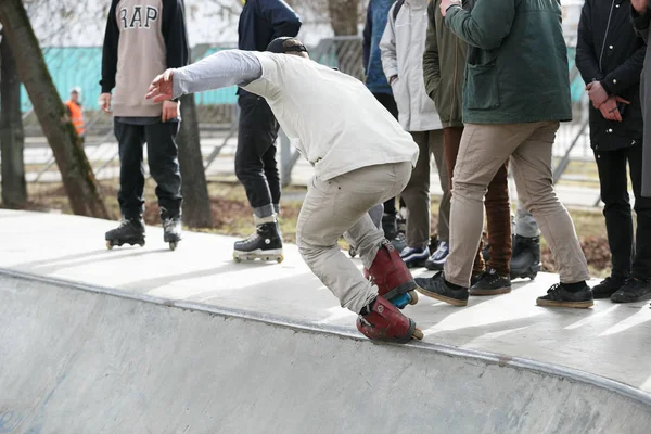 Mosca Marzo 2017 Giovane Ragazzo Skater Aggressivo Linea Macinare Sporgenza — Foto Stock