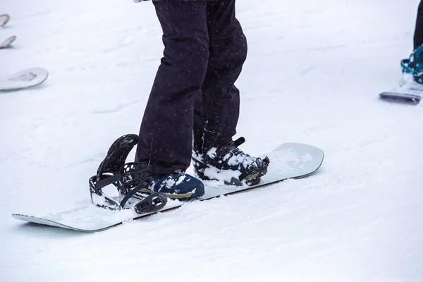 乌克兰布科维尔 2018年3月19日 斯诺博德运动员在 Bukovel 雪场度假村的专门滑雪道上骑行 南欧的极限冬季运动 节假日的旅游目的地 — 图库照片