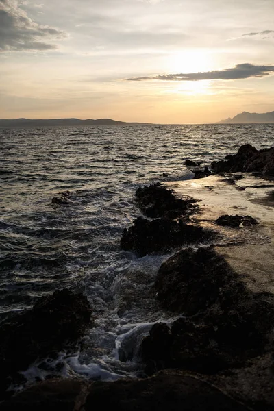 Κατακόρυφη Βολή Στο Ηλιοβασίλεμα Ήλιος Πέφτει Στο Νερό Όμορφη Αδριατική — Φωτογραφία Αρχείου