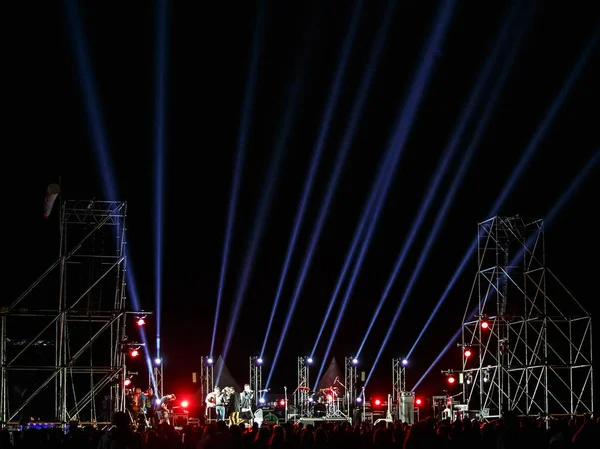 奥德萨 乌克兰 夜间音乐节背景 明亮的音乐会舞台灯光在夏季的 Edm 娱乐活动 户外技术派对活动在晚上 — 图库照片