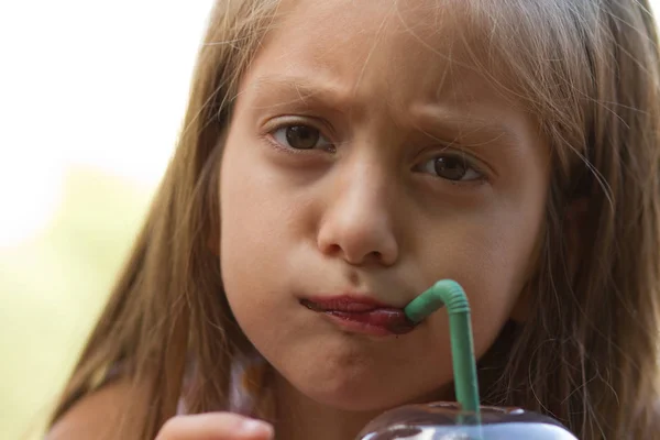 Küçük Kardeşim Kız Kardeşi Bir Kafe Mekanlarda Milkshake Içme — Stok fotoğraf