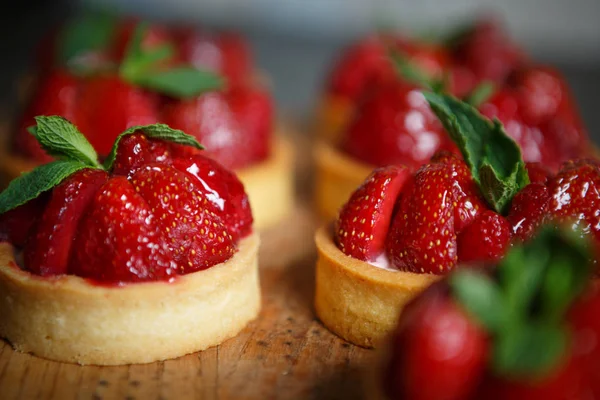 Äter Vackra Dekorativa Italienska Jordgubb Cupcakes Till Efterrätt Söt Kopp — Stockfoto