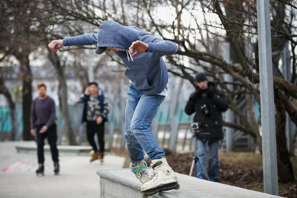 Moskou Maart 2017 Jonge Agressieve Inline Skater Vent Grind Richel — Stockfoto