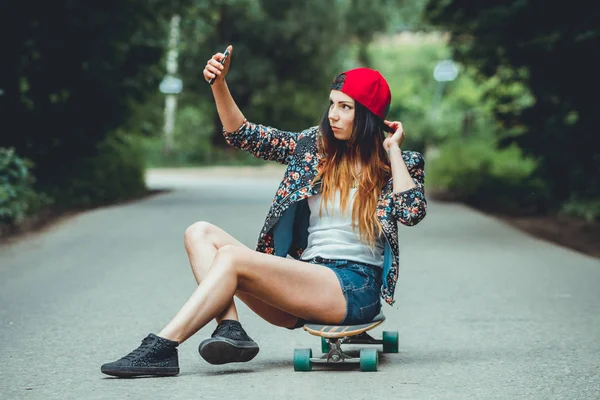 Giovane Bella Forma Womanon Skateboard Prendendo Selfie Nel Parco — Foto Stock