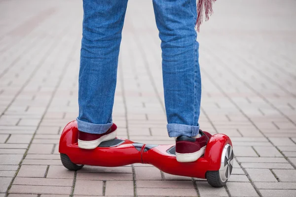 モダンな赤電動ミニ セグウェイやホバー ボード スクーターに乗って女の子の足 そんなに楽しさと簡単に乗るには 大気中に汚染を生成しない新しい輸送の技術のトレンド モデル足とガジェットのクローズ アップ — ストック写真
