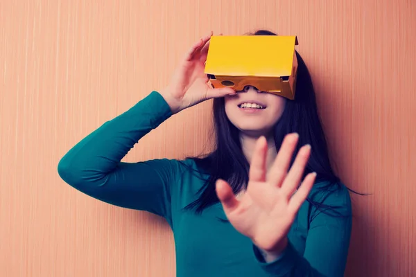 Muchacha Joven Atractiva Jugando Videojuego Con Auriculares Realidad Virtual Cartón —  Fotos de Stock