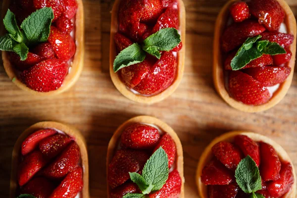 Äter Vackra Dekorativa Italienska Jordgubb Cupcakes Till Efterrätt Söt Kopp — Stockfoto