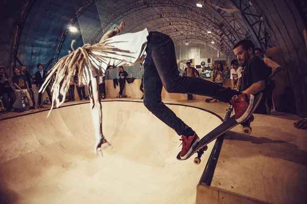 Moscú Septiembre 2015 Fresco Joven Skateboarder Moler Mini Rampa Durante — Foto de Stock
